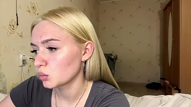 Snapshot of Sophia_Blonde chatting on April 2026 04:52:01 PM Sophia Blonde online show from April 2026 04:52:01 PM