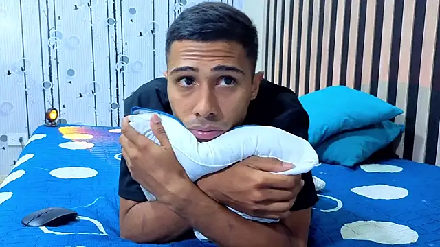 Snapshot of Charlies_Fox chatting on April 2026 07:11:02 PM Charlies Fox online show from April 2026 07:11:02 PM