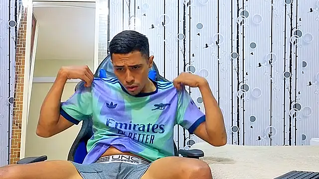 Snapshot of Charlies_Fox chatting on April 2026 04:15:02 PM Charlies Fox online show from April 2026 04:15:02 PM