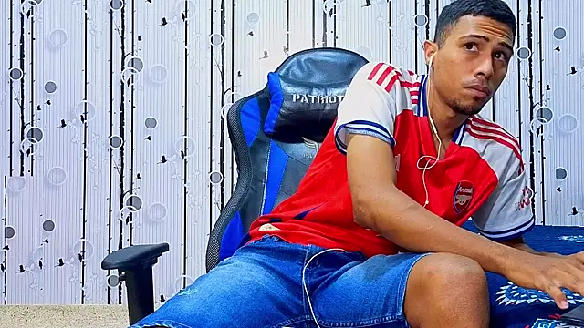 Snapshot of Charlies_Fox chatting on April 2026 07:14:01 PM Charlies Fox online show from April 2026 07:14:01 PM