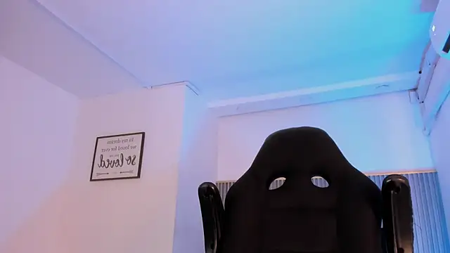 ApoloJackson1 online show from April 2026 06:19:01 AM