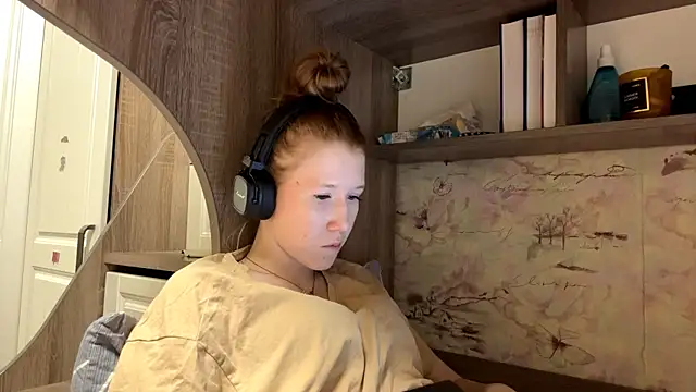 KiraNice1 online show from April 2026 12:54:01 PM