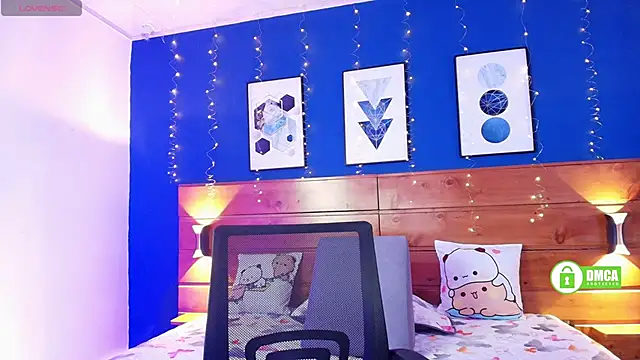 Snapshot of HoneyLeslie chatting on April 2026 08:31:01 PM HoneyLeslie online show from April 2026 08:31:01 PM