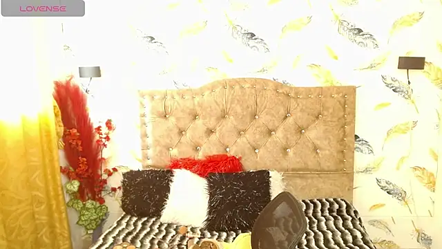 Snapshot of Luna-Foxx chatting on April 2026 07:43:01 PM Luna-Foxx online show from April 2026 07:43:01 PM