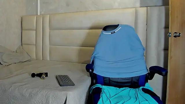 Snapshot of Dark_lennox chatting on April 2026 12:43:02 AM Dark lennox online show from April 2026 12:43:02 AM