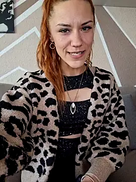 Snapshot of SlimBellaOfficial chatting on April 2026 10:44:01 AM SlimBellaOfficial online show from April 2026 10:44:01 AM