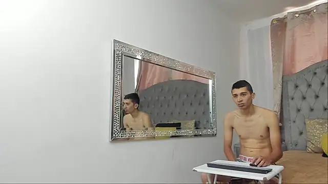 MiaANDronyy online show from April 2026 12:32:02 PM