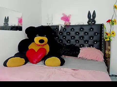 Snapshot of Alejandra_and_James_ chatting on April 2026 10:15:01 PM Alejandra and James online show from April 2026 10:15:01 PM