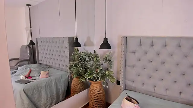 Snapshot of ivy_leee chatting on April 2026 08:06:02 PM ivy leee online show from April 2026 08:06:02 PM