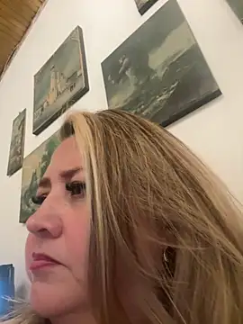 Snapshot of Martinacurvy_ chatting on April 2026 12:32:01 AM Martinacurvy online show from April 2026 12:32:01 AM