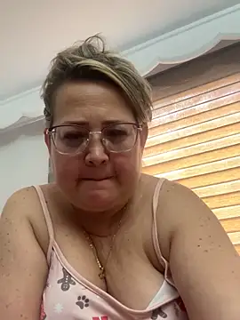 Snapshot of Martinacurvy_ chatting on April 2026 06:46:01 PM Martinacurvy online show from April 2026 06:46:01 PM