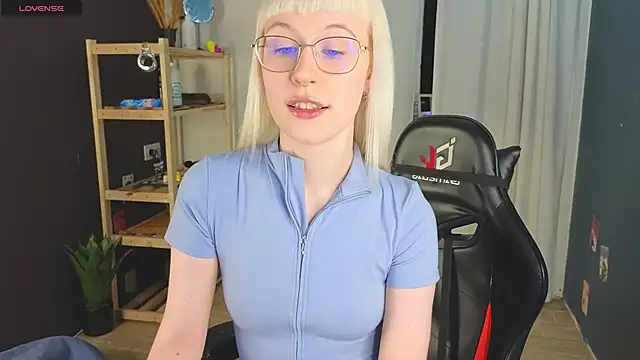 Snapshot of call_me_heaven chatting on April 2026 03:21:02 PM call me heaven online show from April 2026 03:21:02 PM