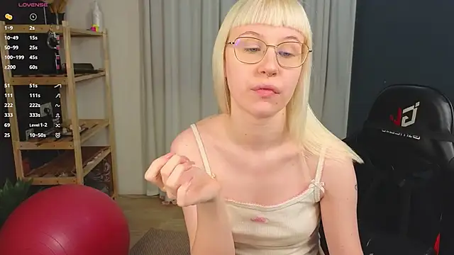 Snapshot of call_me_heaven chatting on April 2026 04:08:01 PM call me heaven online show from April 2026 04:08:01 PM