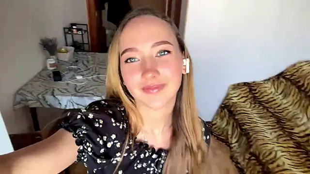 Snapshot of Liesenaniles chatting on April 2026 06:14:01 AM Liesenaniles online show from April 2026 06:14:01 AM