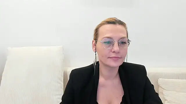 Snapshot of OeigesMik chatting on April 2026 07:39:01 AM OeigesMik online show from April 2026 07:39:01 AM