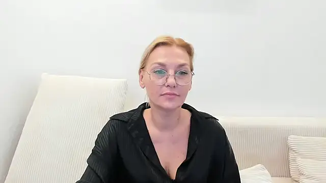 Snapshot of OeigesMik chatting on April 2026 11:51:02 AM OeigesMik online show from April 2026 11:51:02 AM