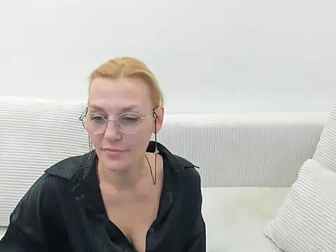 Snapshot of OeigesMik chatting on April 2026 10:53:01 AM OeigesMik online show from April 2026 10:53:01 AM