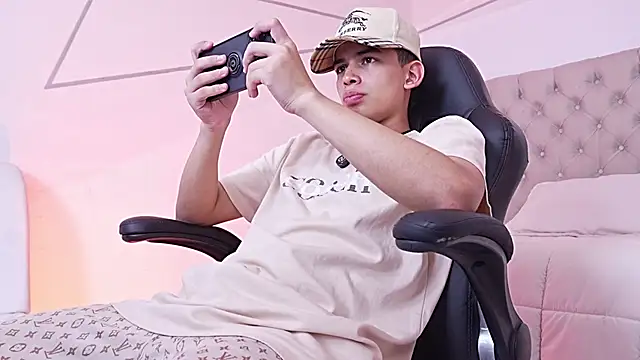 Snapshot of DrakoStone chatting on April 2026 08:50:01 PM DrakoStone online show from April 2026 08:50:01 PM