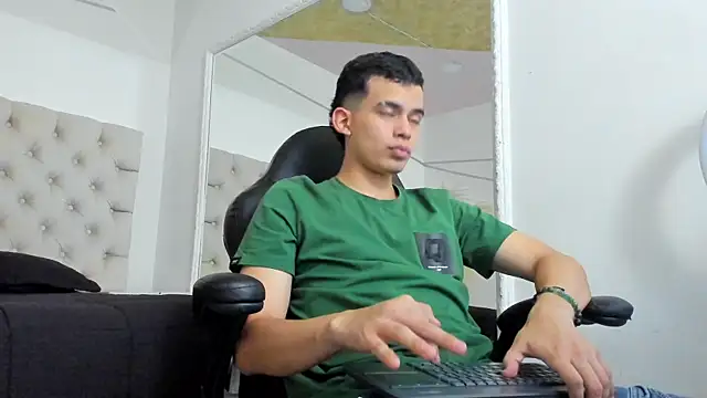 Snapshot of DrakoStone chatting on April 2026 08:42:01 PM DrakoStone online show from April 2026 08:42:01 PM