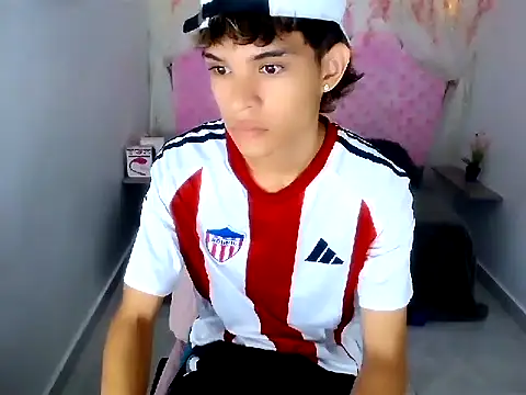 Snapshot of chris_evans77 chatting on April 2026 01:00:02 PM chris evans77 online show from April 2026 01:00:02 PM