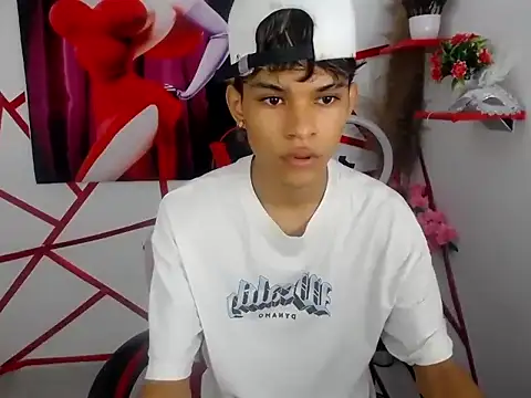 Snapshot of chris_evans77 chatting on April 2026 08:31:02 PM chris evans77 online show from April 2026 08:31:02 PM