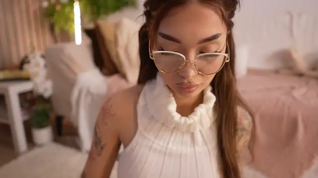 Snapshot of SashaFererra chatting on April 2026 05:21:02 PM SashaFererra online show from April 2026 05:21:02 PM