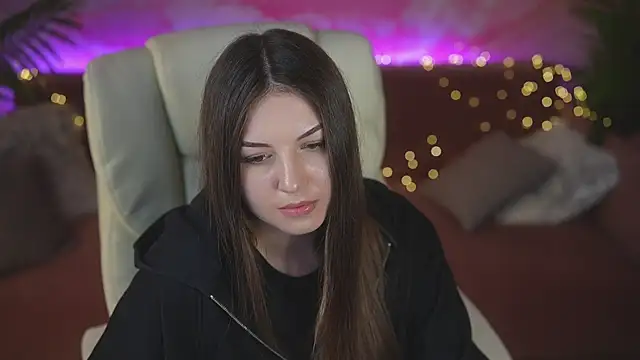 Snapshot of LindsyRawr chatting on April 2026 07:00:01 PM LindsyRawr online show from April 2026 07:00:01 PM