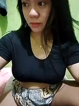 Snapshot of sweety_honey27 chatting on April 2026 05:45:02 PM sweety honey27 online show from April 2026 05:45:02 PM