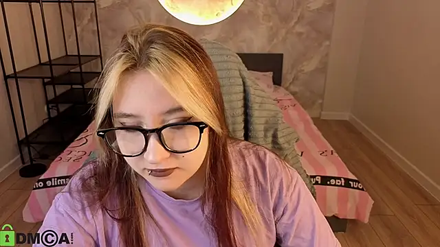 Snapshot of Luna_Host chatting on April 2026 01:28:02 AM Luna Host online show from April 2026 01:28:02 AM