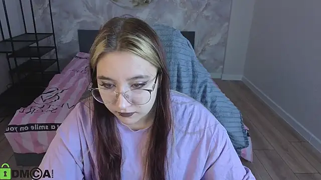 Snapshot of Luna_Host chatting on April 2026 01:33:01 AM Luna Host online show from April 2026 01:33:01 AM