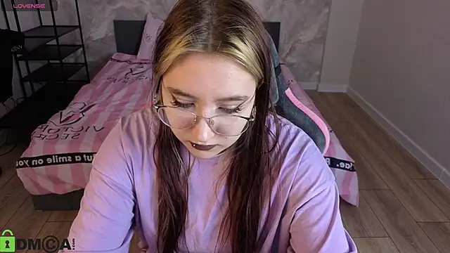 Snapshot of Luna_Host chatting on April 2026 01:45:01 AM Luna Host online show from April 2026 01:45:01 AM