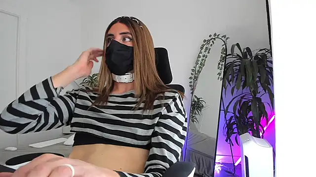 Snapshot of LilyReina chatting on April 2026 06:09:01 PM LilyReina online show from April 2026 06:09:01 PM