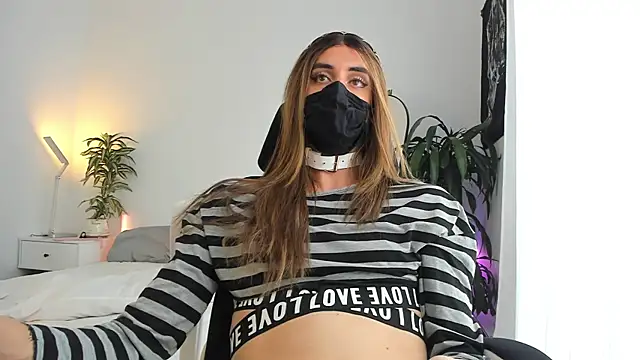 Snapshot of LilyReina chatting on April 2026 06:36:02 PM LilyReina online show from April 2026 06:36:02 PM