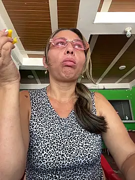 Snapshot of _violeta_99 chatting on April 2026 04:00:02 PM violeta 99 online show from April 2026 04:00:02 PM