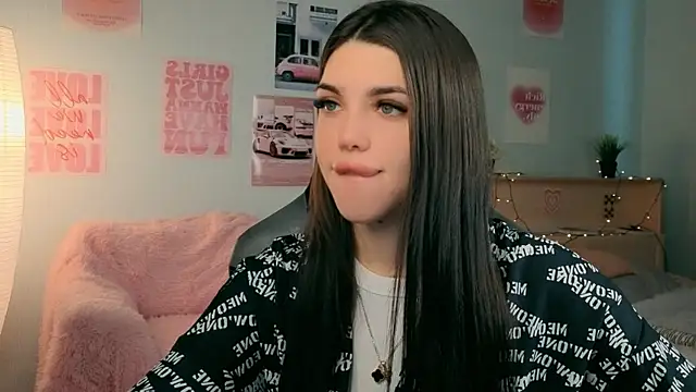 Snapshot of molly_rettyy chatting on April 2026 03:24:01 AM molly rettyy online show from April 2026 03:24:01 AM