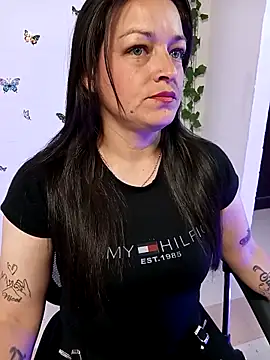 Snapshot of Isa_bluee chatting on April 2026 11:43:02 PM Isa bluee online show from April 2026 11:43:02 PM