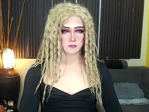 Snapshot of HugexMsLovelyxCock chatting on April 2026 10:11:01 PM HugexMsLovelyxCock online show from April 2026 10:11:01 PM