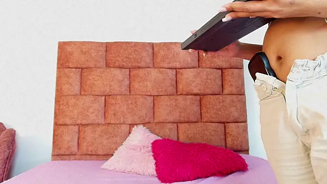 Snapshot of Emily_Gross chatting on April 2026 06:19:01 AM Emily Gross online show from April 2026 06:19:01 AM