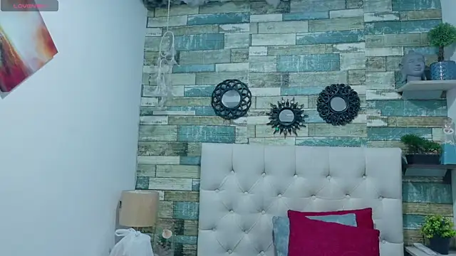 Skylernaomi online show from April 2026 01:18:01 PM