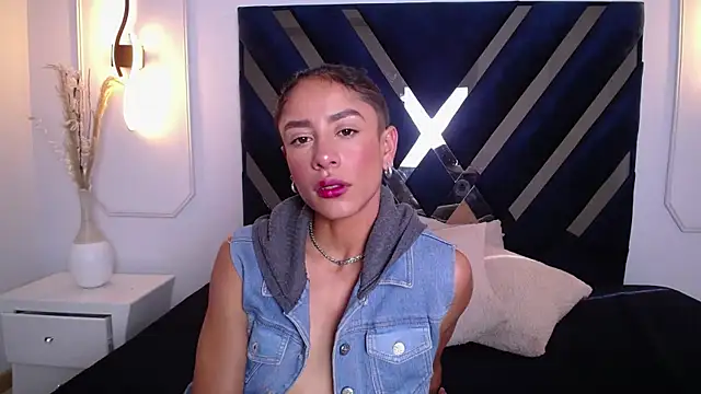 Skylee and Violet online show from April 2026 08:03:01 PM