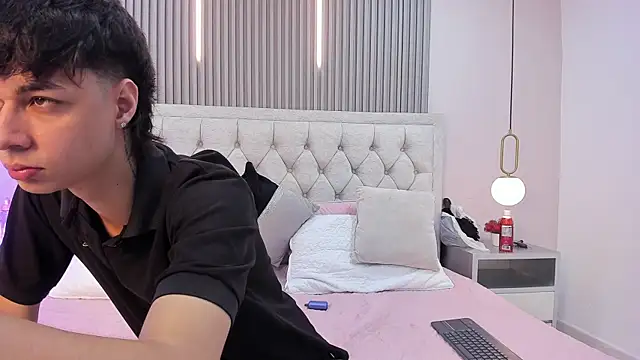 Snapshot of andy_may18 chatting on April 2026 01:37:02 PM andy may18 online show from April 2026 01:37:02 PM