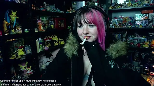 Snapshot of CutieTracer chatting on June 2026 12:32:02 AM CutieTracer online show from June 2026 12:32:02 AM