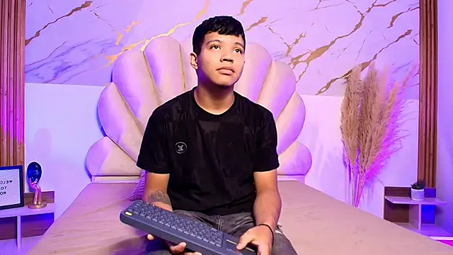 Miaa Hero online show from April 2026 07:14:01 PM