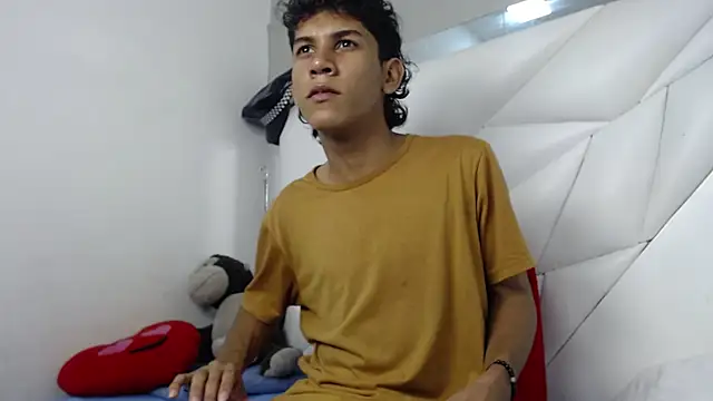 Taylorr junior  online show from April 2026 03:01:04 AM