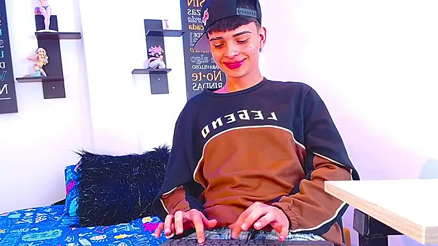 Snapshot of milo_hot_ chatting on April 2026 06:17:01 PM milo hot online show from April 2026 06:17:01 PM