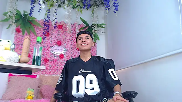 Snapshot of Thiagorincon22 chatting on April 2026 09:01:02 PM Thiagorincon22 online show from April 2026 09:01:02 PM