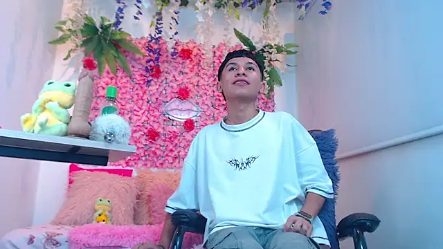 Snapshot of Thiagorincon22 chatting on April 2026 06:28:01 PM Thiagorincon22 online show from April 2026 06:28:01 PM