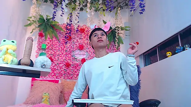 Snapshot of Thiagorincon22 chatting on April 2026 02:53:01 AM Thiagorincon22 online show from April 2026 02:53:01 AM