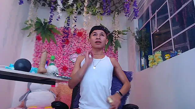 Snapshot of Thiagorincon22 chatting on April 2026 11:05:02 PM Thiagorincon22 online show from April 2026 11:05:02 PM