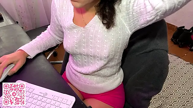 Snapshot of petitecurlybrunette chatting on June 2026 04:22:02 PM petitecurlybrunette online show from June 2026 04:22:02 PM